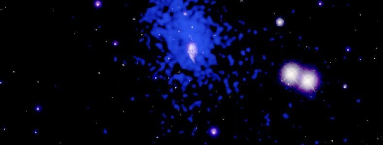 Gromada galaktyk (biała/fioletowa) i jej gorąca atmosfera gazowa (niebieska)