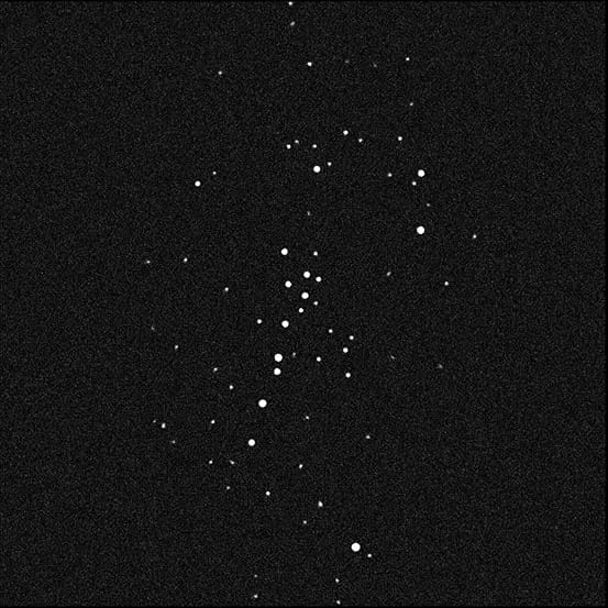 zwarty układ gwiazdowy składający się z około 60 gwiazd