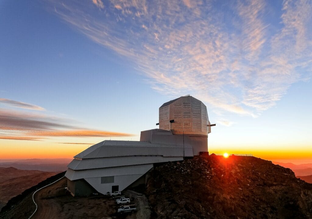 Obrazek wyróżniający: Kopuła Obserwatorium im. Very Rubin na szczycie Cerro Pachón w Chile o zachodzie słońca.