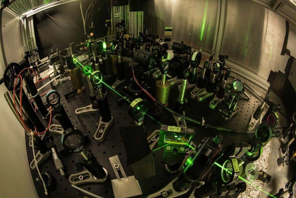 Precyzyjny układ laserowy w jednym z laboratoriów badawczych