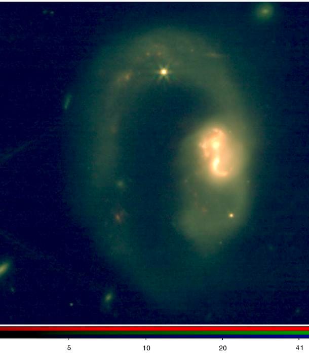 Kompozycja zdjęć z instrumentów MIRI i NIRSpec Teleskopu Webba. W centrum widać wirujący, gęsty od pyłu rdzeń galaktyki IRAS 07251–0248, który jarzy się intensywną podczerwienią