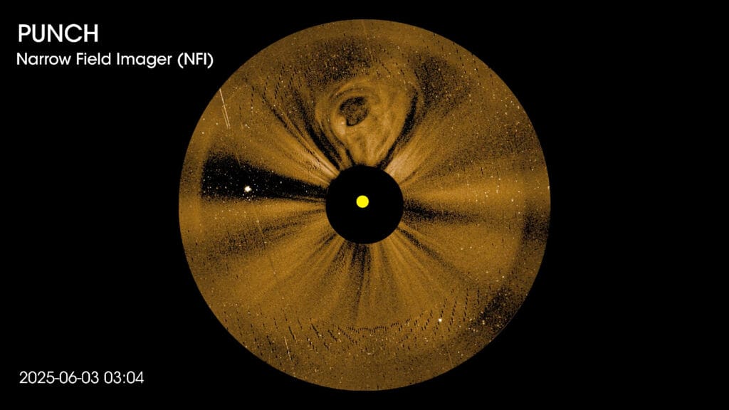 Wysokokontrastowa mozaika z instrumentów Wide Field Imager (WFI) misji PUNCH, ukazująca włókniste struktury wiatru słonecznego wyłaniające się z korony Słońca