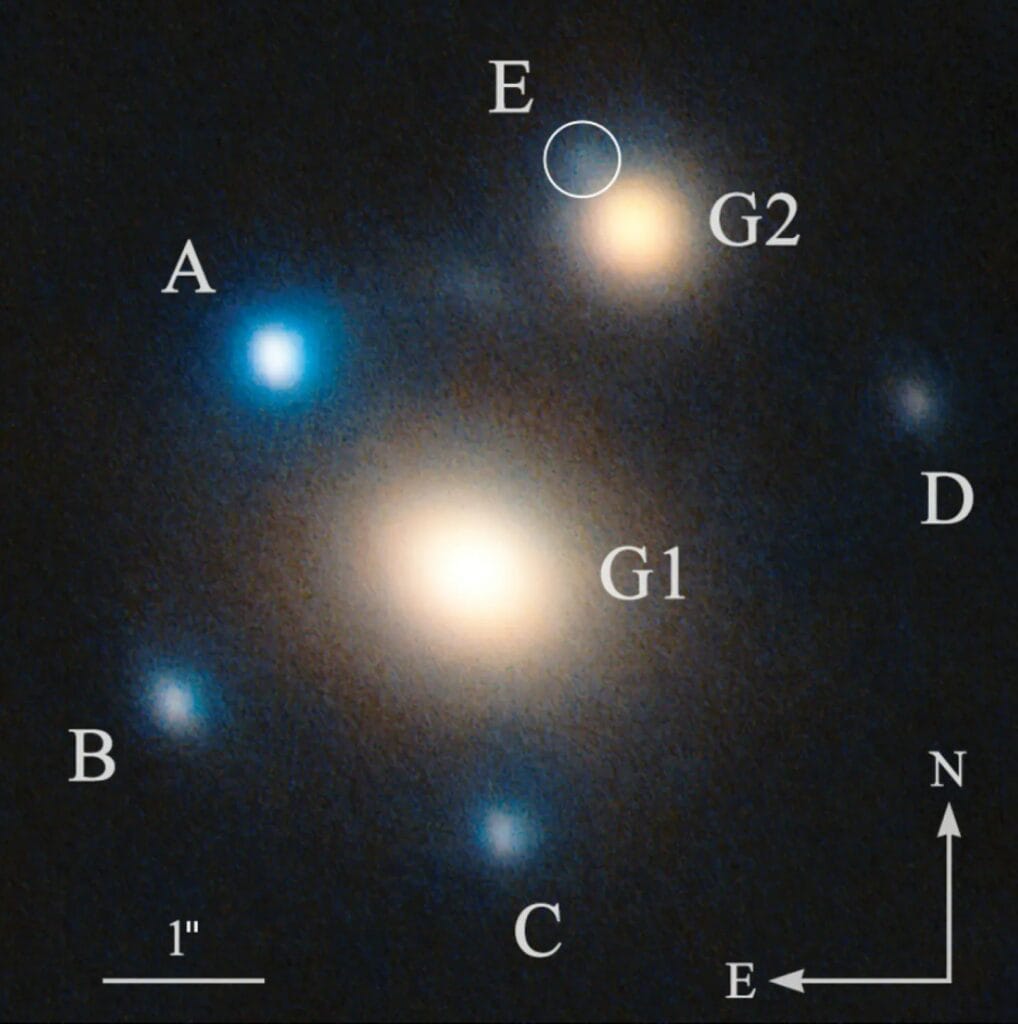 Zdjęcie satelitarne przedstawiające światło eksplozji supernowej Winny, zakrzywione na pięć obrazów (A–E) przez dwie galaktyki (G1 i G2), działające jak soczewki grawitacyjne