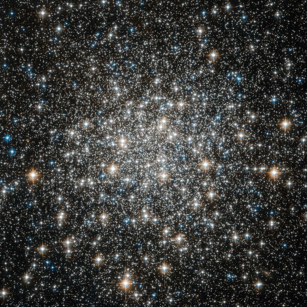 Zdjęcie jądra gromady kulistej Messier 10 wykonane przez Kosmiczny Teleskop Hubble’a w ultrafiolecie