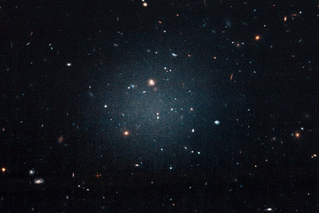 Zdjęcie galaktyki skrajnie rozproszonej NGC 1052-DF2